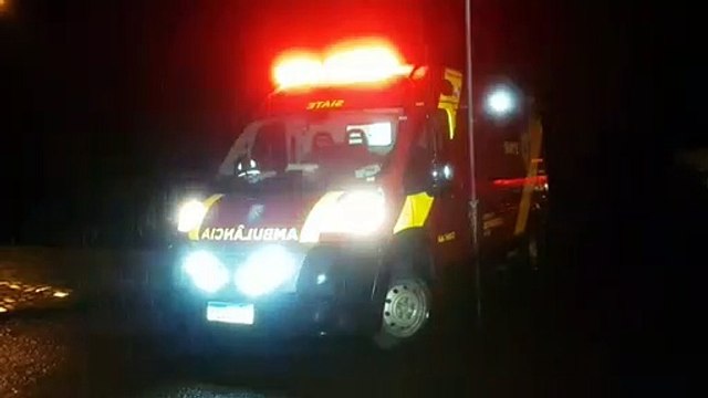Mulher é socorrida pelo Corpo de Bombeiros após colisão entre carro e moto no Bairro Canadá