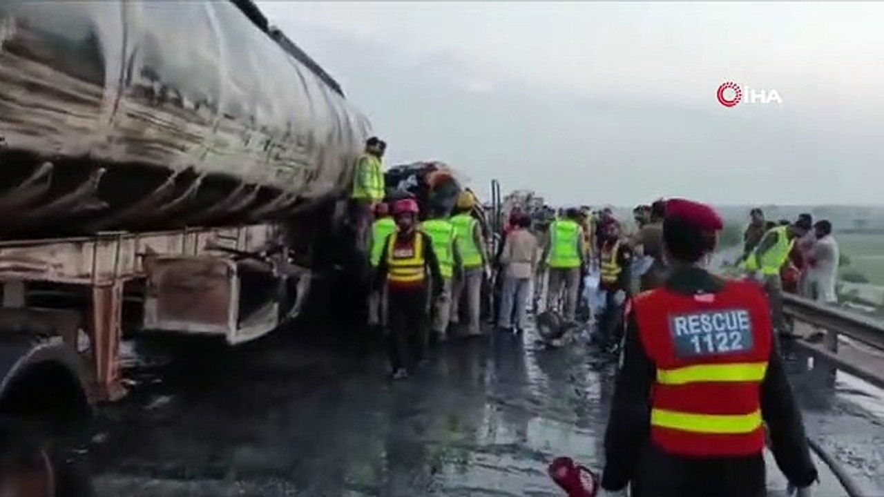 Son dakika gündem: Pakistan'da petrol tankeriyle yolcu otobüsü çarpıştı: 20 ölü