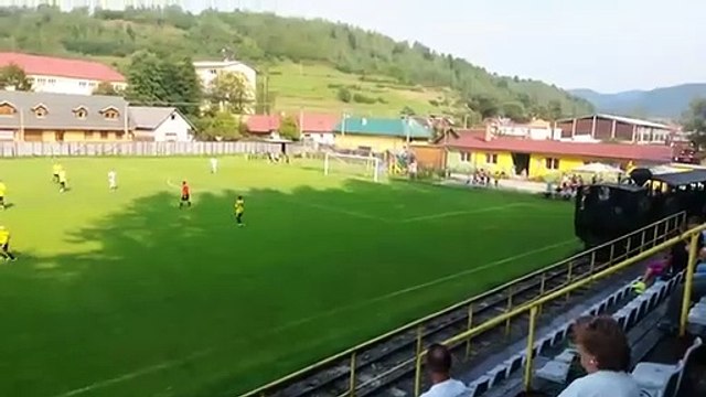 ملعب كرة قدم أوروبي يمر عبره قطار سكة حديد بشكل دوري بالفيديو