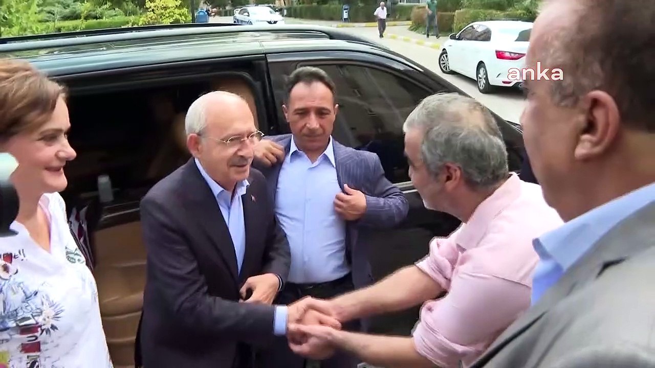 Kılıçdaroğlu, bağlama sanatçısı down sendromlu Çağatay'ı ziyaret etti