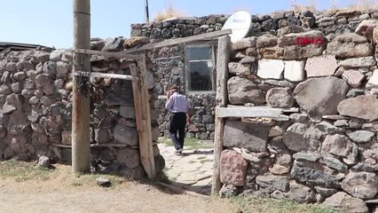 4 KİŞİLİK AİLE, EVLERİNİN BAHÇESİNE KURDUKLARI ÇADIRDA YAŞIYOR