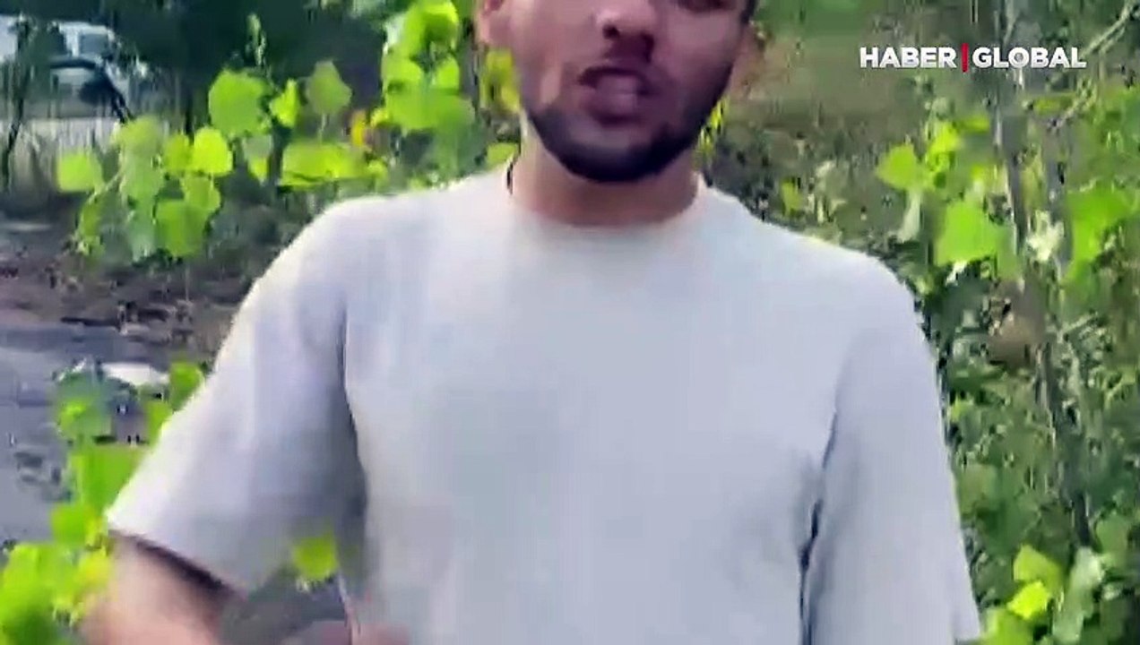 İstanbul'da güldüren sel manzaraları: Yağış sonrası mahsur kalan genç, suya atlayıp yüzmeye başladı