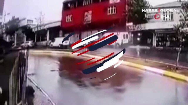 Korku dolu an! Yolcu dolu İETT otobüsünün yaptığı kaza kamerada