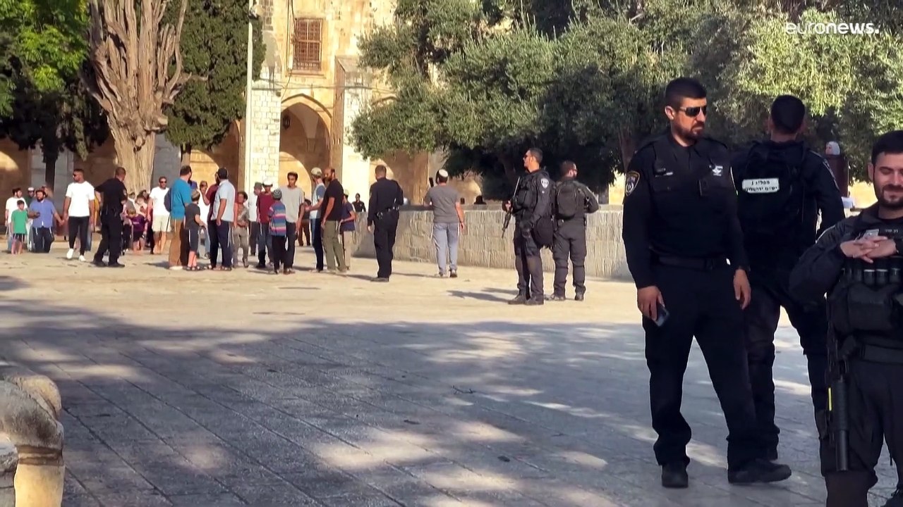 فيديو: تحت حماية الشرطة.. مئات الإسرائيليين يقتحمون المسجد الأقصى
