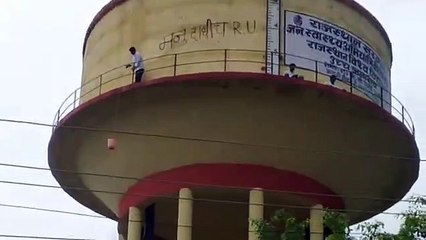 15 घंटे से पानी की टंकी पर परिषद कार्यकर्ता, अंतिम सांस तक छात्र हित केे संघर्ष करने का ऐलान