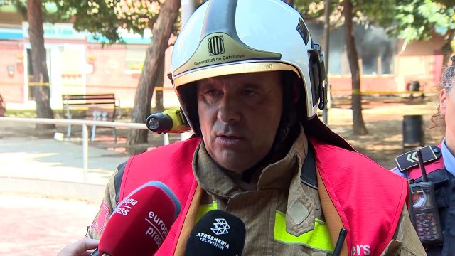 Más de 50 atendidos por el incendio de un edificio en Sant Adrià del Besòs (Barcelona)