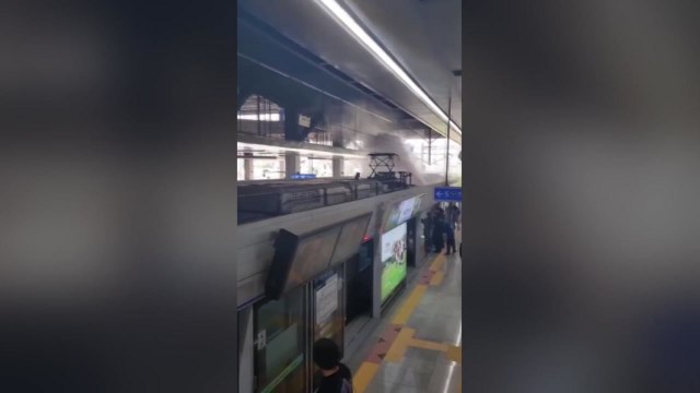 서울 용산역서 1호선 급행열차 멈춰서...승객 백여 명 불편 / YTN