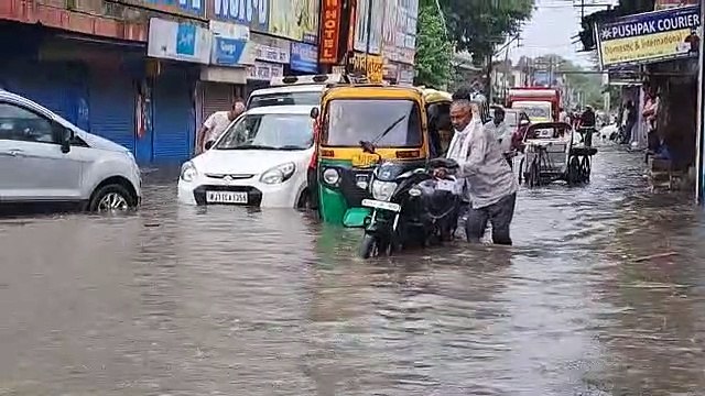 धौलपुर में आसमां से बरसी राहत, डेढ़ घंटे में साढ़े चार इंच बारिश...देखें वीडियो