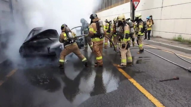 인천 도로 달리던 승용차 불... 엔진 과열 추정 / YTN