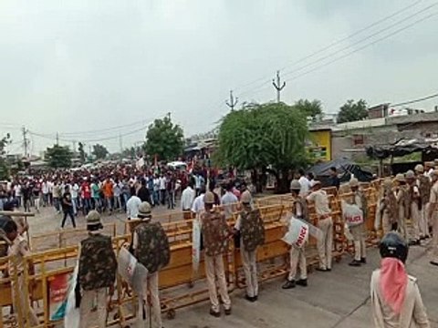 नेशनल हाइवे जाम से पहले प्रदर्शनकारी गिरफ्तार, पुलिस ने वाहनों से दूर छोड़ा