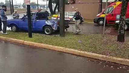 Batida entre Pampa e Palio deixa motorista ferido no São Cristóvão