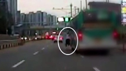 말다툼하다 70대 매달고 달린 40대 버스운전사 입건 / YTN