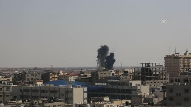 İsrail, abluka altındaki Gazze'ye hava saldırılarına devam etti (4)