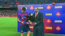 Lewandowski recoge el premio al mejor jugador del partido