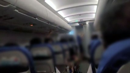 '에어컨 고장' 2시간 기내 대기...무더위에 승객 불편 / YTN