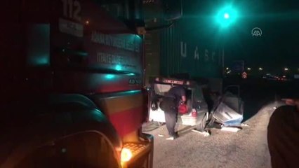 Otomobilin tıra çarpması sonucu 1 kişi öldü 4 kişi yaralandı