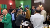 Bolsonaro é aplaudido ao sair de restaurante em São Paulo