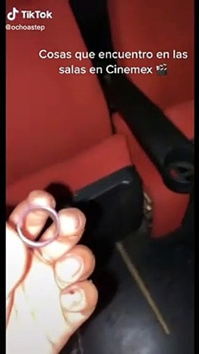 Empleada de cine muestras las cosas más extrañas que encuentran a limpiar una sala