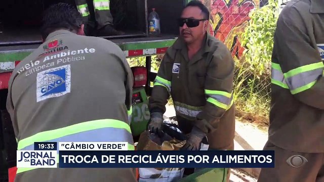 Troca de recicláveis por alimentos
