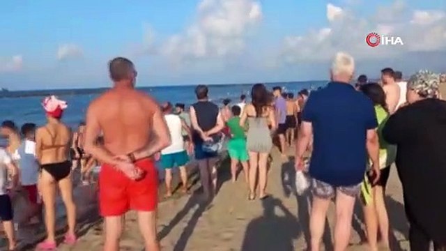 Plajda şortunu indirdiği iddia edilen 2 şahıs, linçten yüzerek kaçmaya çalışırken boğulma tehlikesi geçirdi