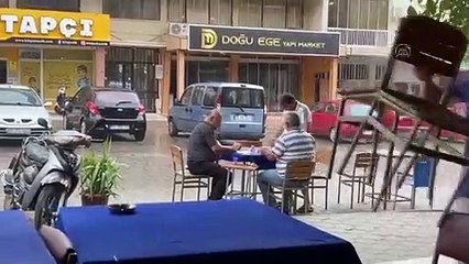 Yağmur altında okey oynamaya devam ettiler