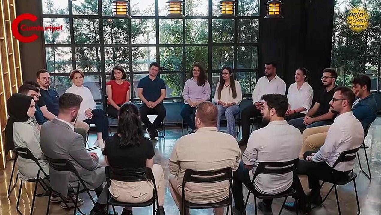 Tıp öğrencisi genç kız derdini anlatırken gözyaşlarını tutamayıp hüngür hüngür ağladı: Meral Akşener yerinden fırladı