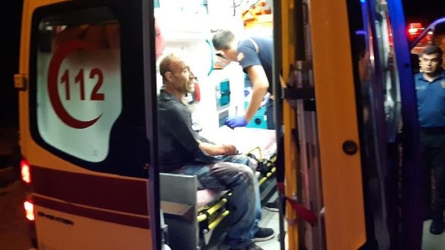 Kanlar içinde binaya girdi zillere basıp 'kurtarın' diye bağırdı