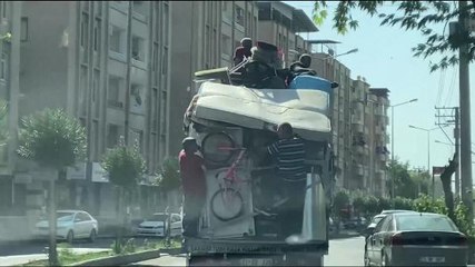 EV EŞYASI YÜKLÜ KAMYONETLE TEHLİKELİ YOLCULUĞA 1861 TL CEZA