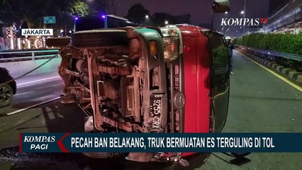 Pecah Ban, Truk Box Pengangkut Es Terguling di Tol Cawang-Tomang