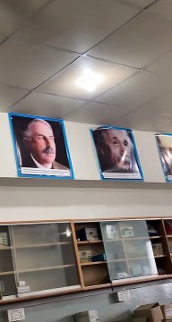 Des portraits de scientifiques célèbres sont affichés dans une classe de science