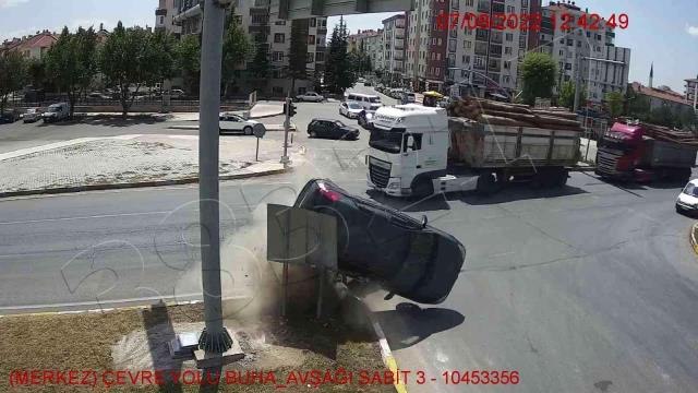 Kırmızı ışıkta geçen otomobil, başka aracın çarpması sonucu ters döndü... O anlar kamerada