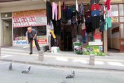 83 yaşındaki esnaf siftah parasıyla kuşlara yem alıyor