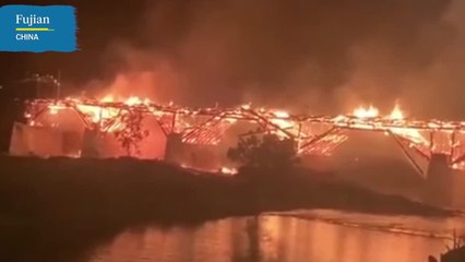 El puente de madera más largo y antiguo de China, engullido por las llamas