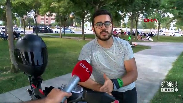 Aracını motosikletlinin üzerine sürdü