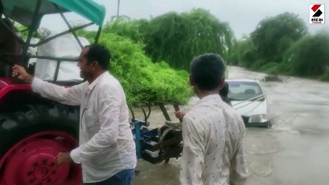 દ્વારકાની માલેતી નદીના ધસમસતા પાણીમાં કાર તણાઈ