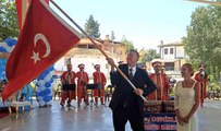 Oğullarına mehterli sünnet yapan İsviçreli babanın Türk bayrağı sevgisi, görenleri duygulandırdı