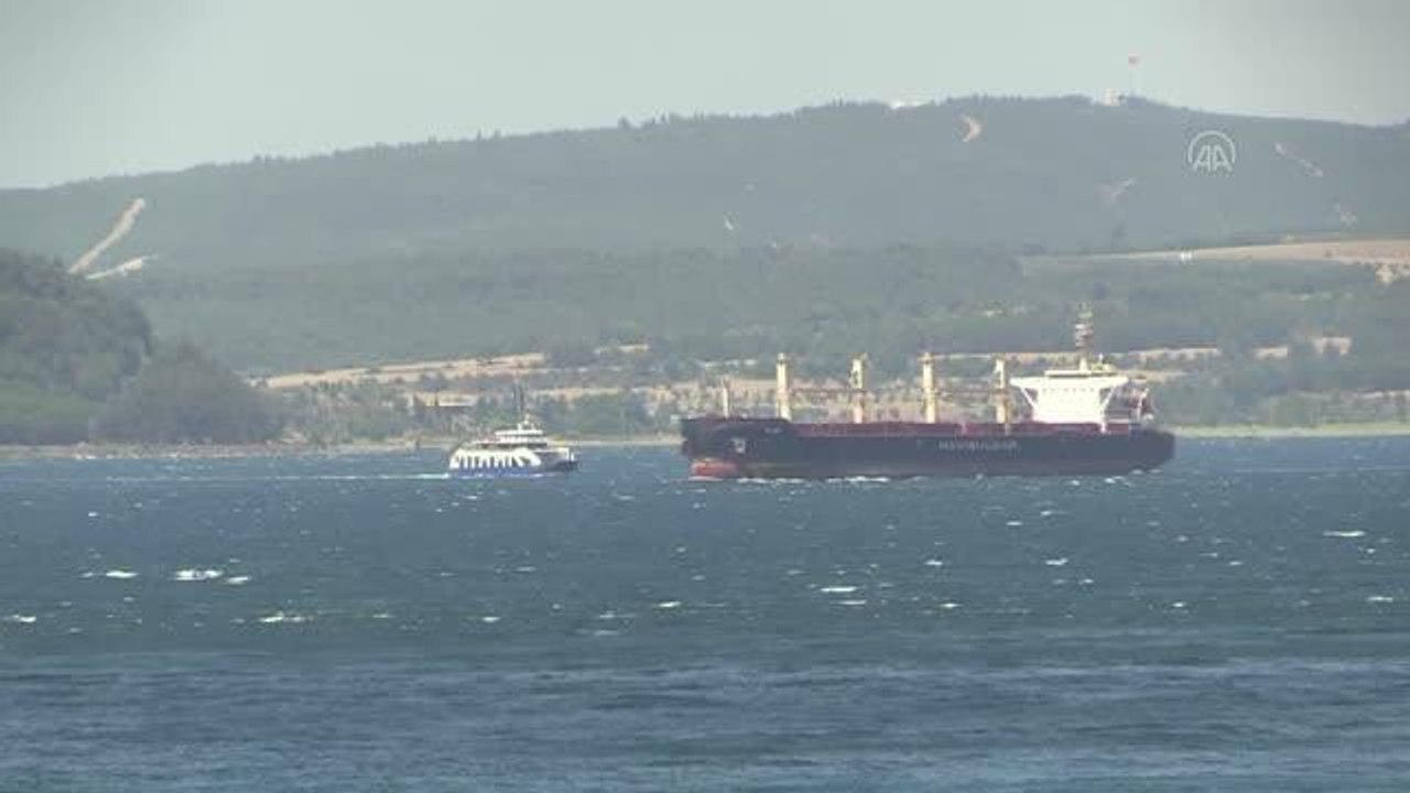 Çanakkale haber | ÇANAKKALE - Ukrayna'dan yola çıkan mısır yüklü gemi Çanakkale Boğazı'ndan geçti
