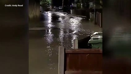 下载视频: Footage of the flooding in Dartford after a water main burst