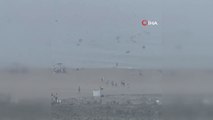 ABD'de şiddetli rüzgar şemsiyeleri okyanusa uçurdu