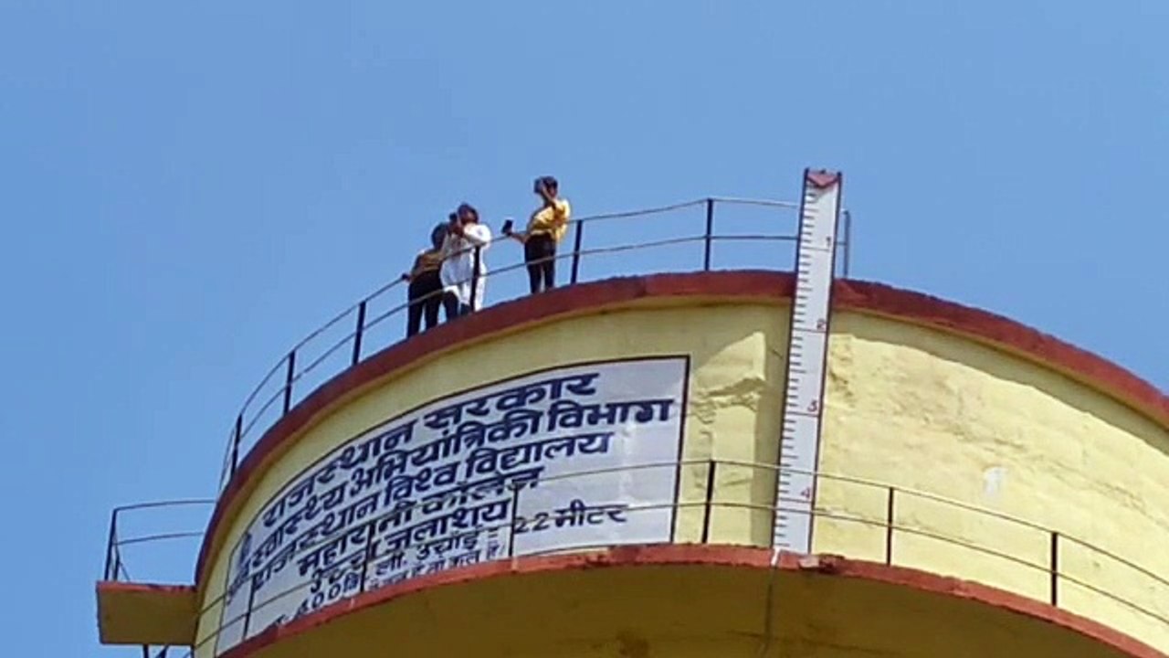 महारानी कॉलेज की छात्राओं ने दी आत्महत्या की धमकी, पानी की टंकी पर चढ़ी, जानिए क्यों ?