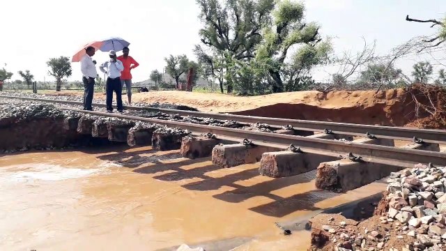 Heavy rain: जोधपुर के लोहावट में भारी बारिश, 11 दिन में दूसरी बार बहा रेलवे ट्रेक, देखें Video