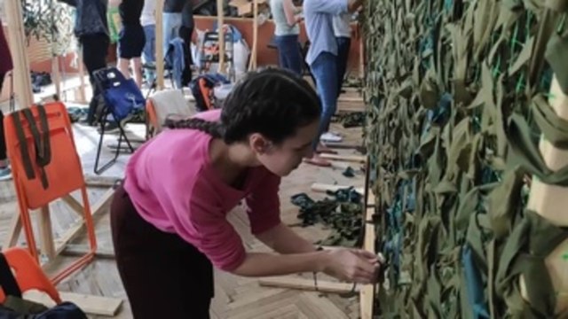 Voluntarios en Leópolis tejen redes de camuflaje contra los drones rusos