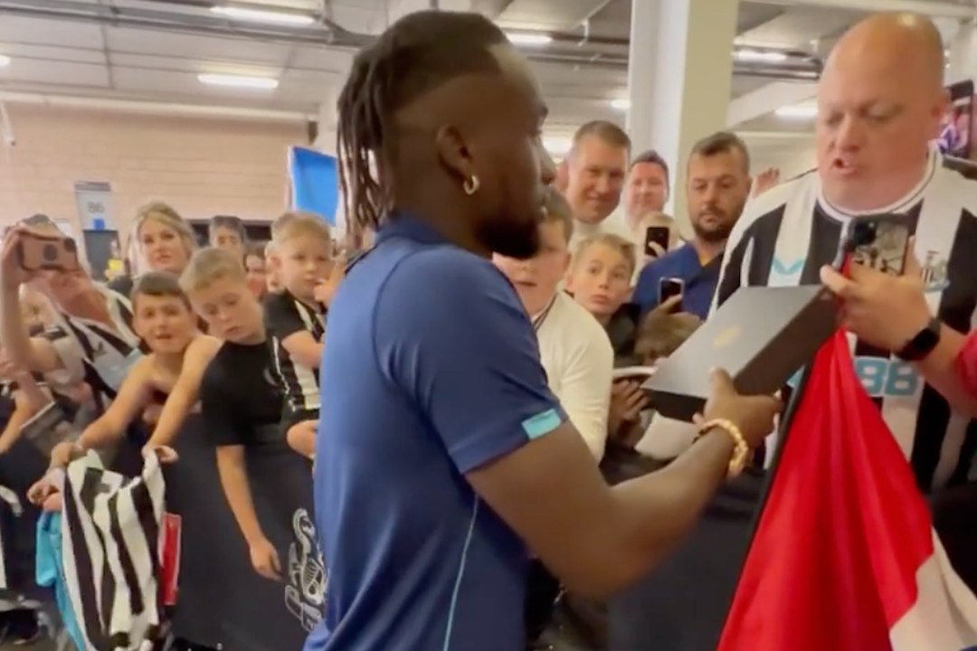 Quand Allan Saint-Maximin offre une montre personnalisée à un supporter