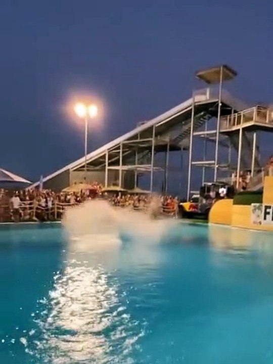 Un homme fait un saut spectaculaire depuis un toboggan aquatique