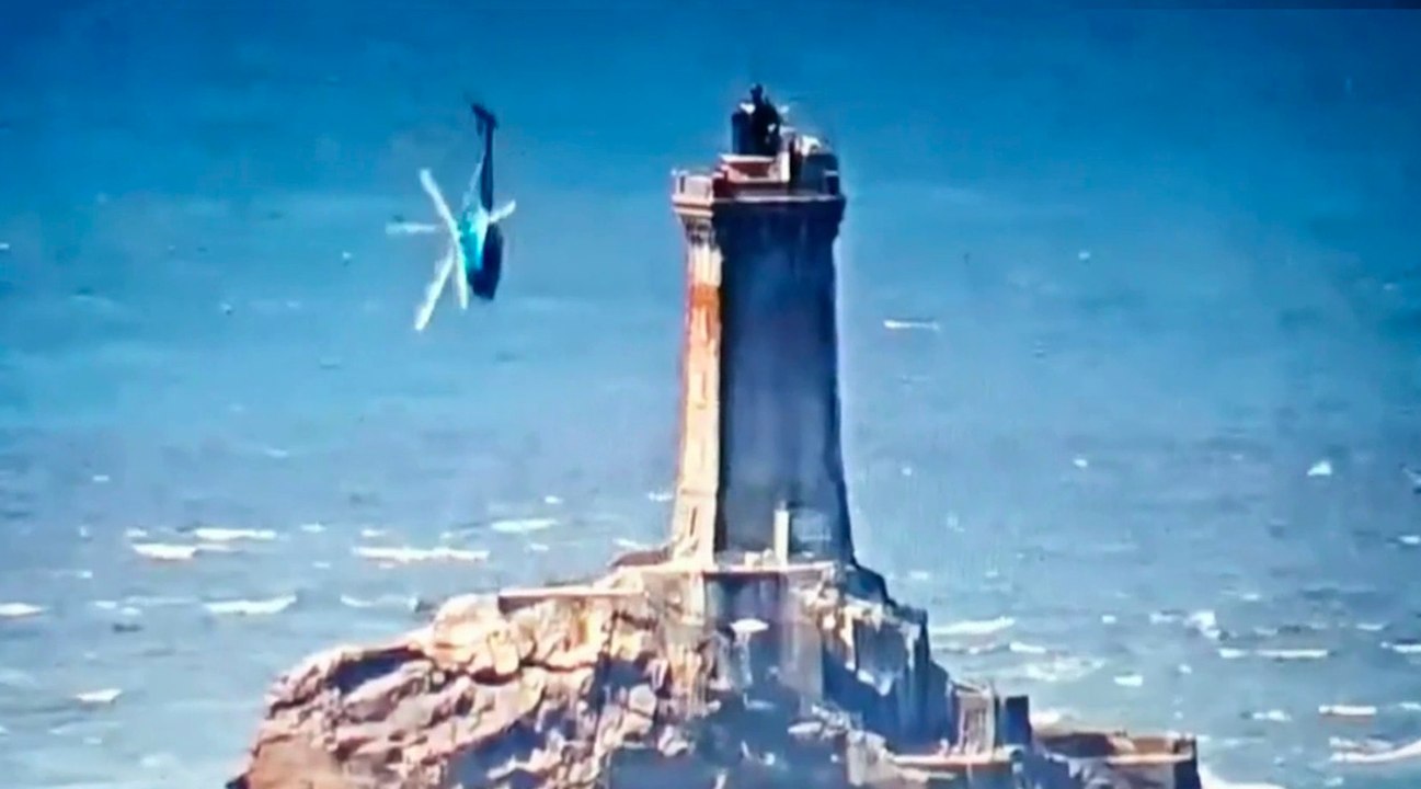 Zapping du 08/07 : Un hélicoptère évite le crash de justesse !