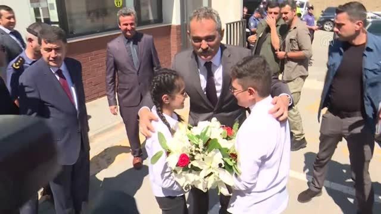 Bakan Özer: "Kesinlikle okula kayıtlarda bağış alınmayacak"