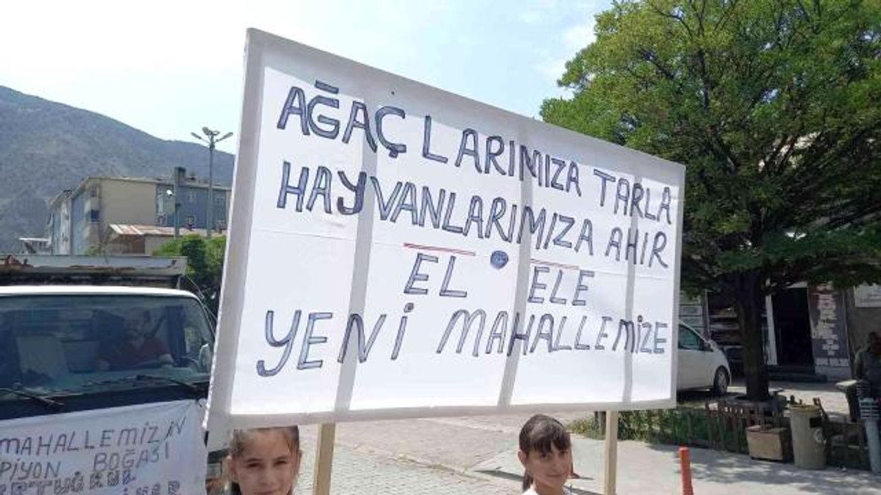 Sular altında kalacak olan ahır ve tarım arazileri için yürüyüş yaptılar