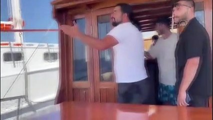 Bodrum'da tur teknesi demirli tekneye çarptı
