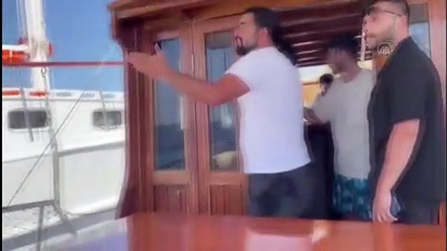 Bodrum'da tur teknesi demirli tekneye çarptı