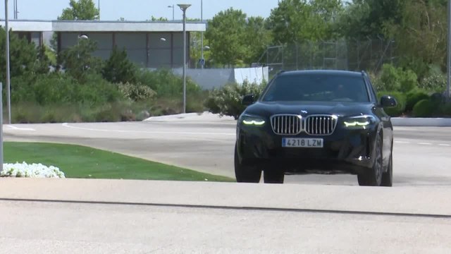 Vinicius para a firmar autógrafos y se lleva una ovación en Valdebebas